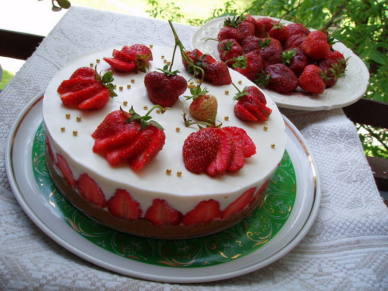 Торт с маминой клубникой  P1013319.JPG
