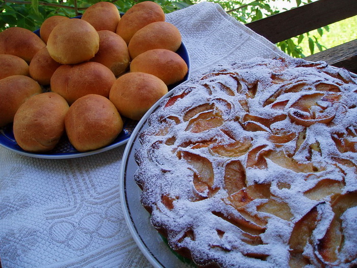 Шарлотка и пирожки.JPG