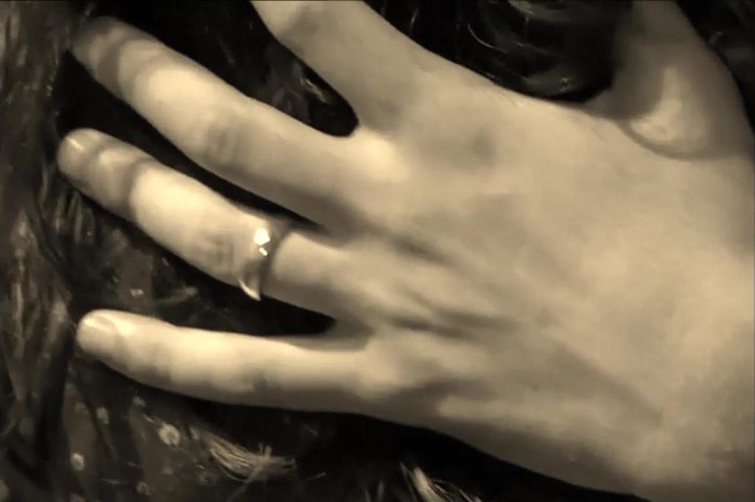 LOVE ME - Video Dailymotion.flv_snapshot_01.42_[2013.02.28_23.25.00].jpg