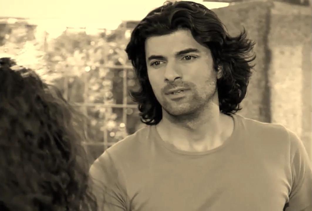 LOVE ME - Video Dailymotion.flv_snapshot_02.04_[2013.02.28_23.40.34].jpg